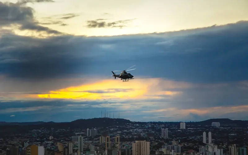 Drone quadricóptero em voo sobre paisagem urbana brasileira
