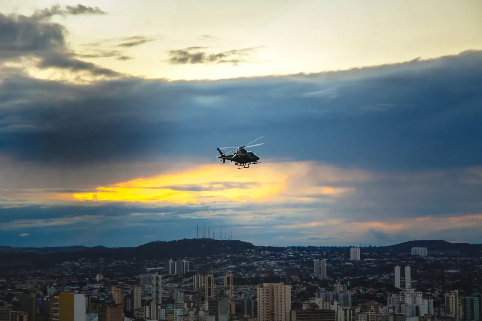 Drone quadricóptero em voo sobre paisagem urbana brasileira