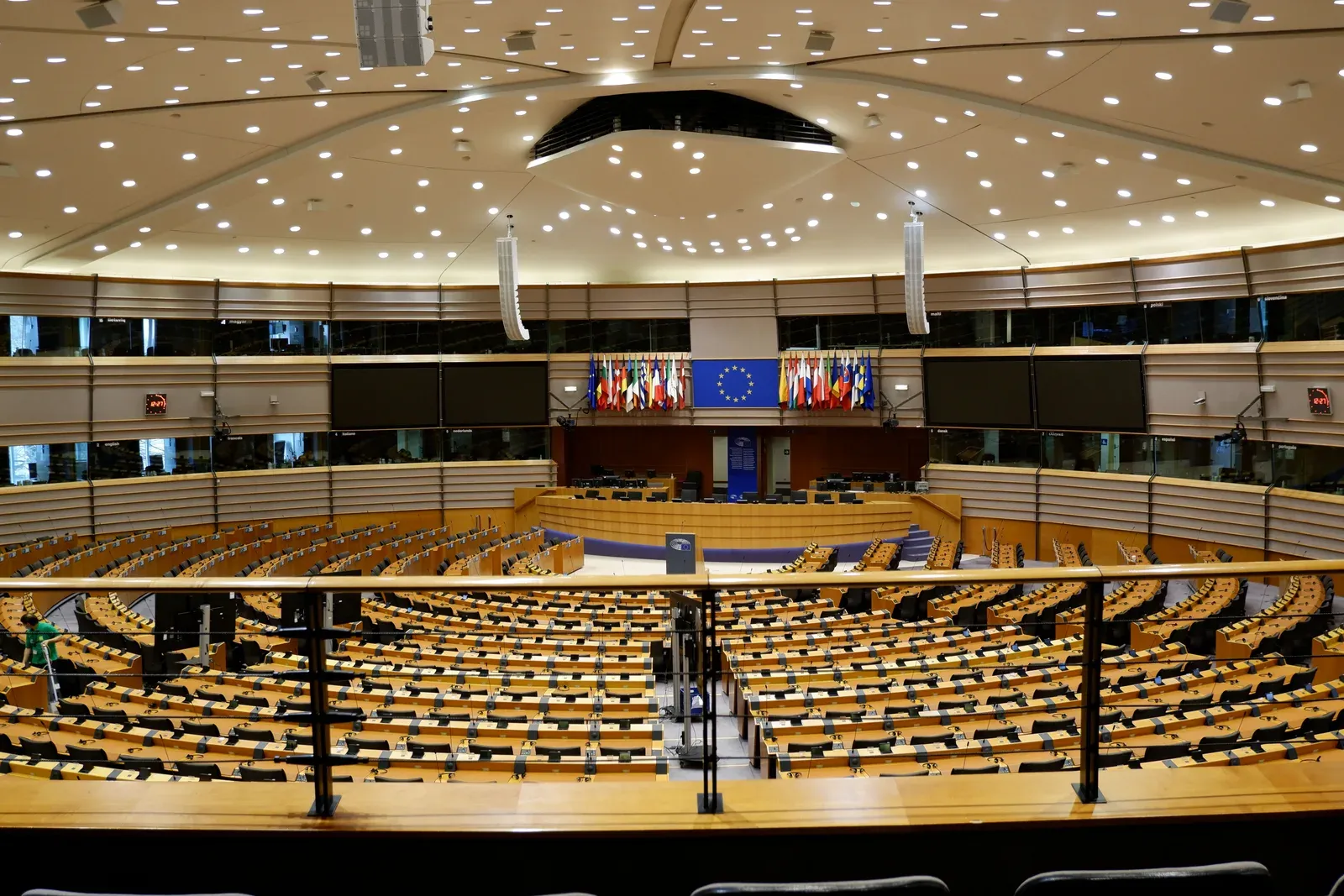 Bandeiras da União Europeia hasteadas em frente a prédio institucional