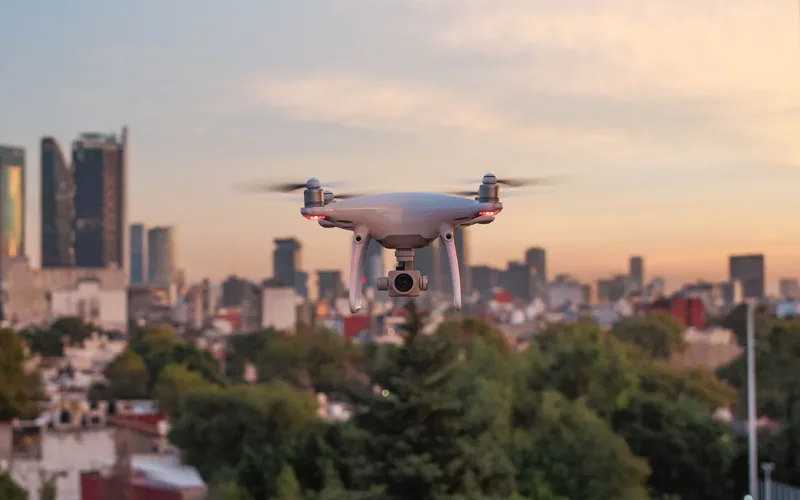 Drone de entrega sobrevoando área urbana densa