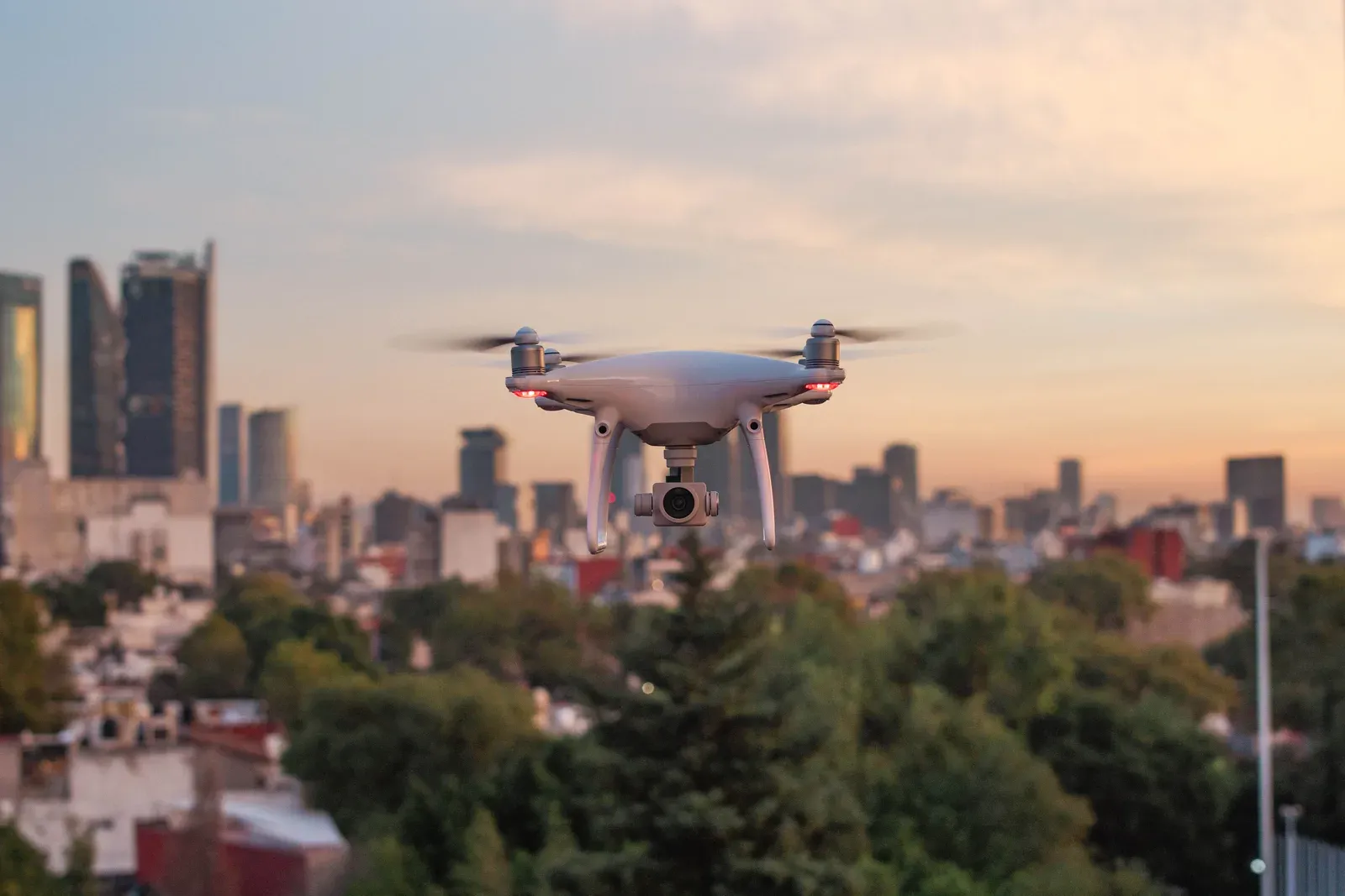 Drone de entrega sobrevoando área urbana densa