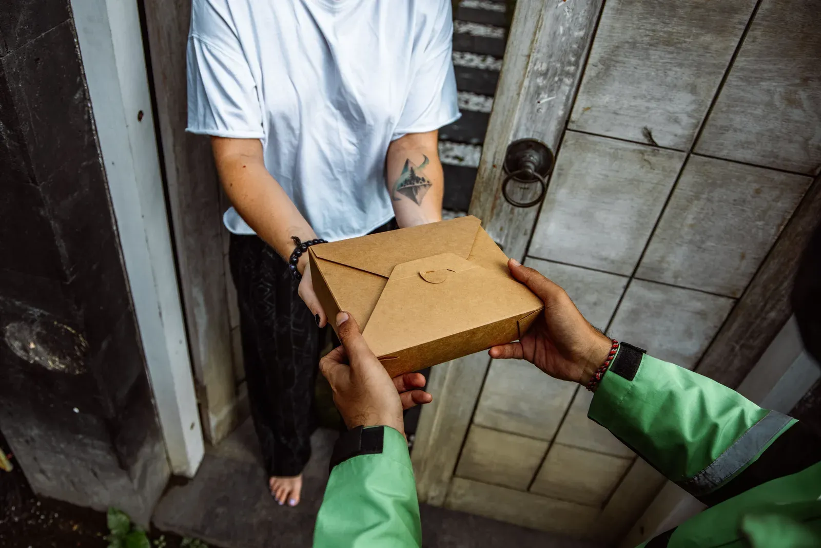 Drone de entrega transportando pacote em ambiente urbano