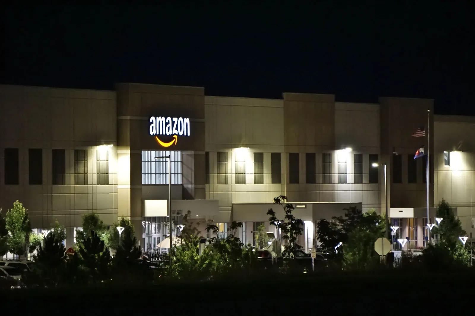 Centro de distribuição de e-commerce visto do exterior