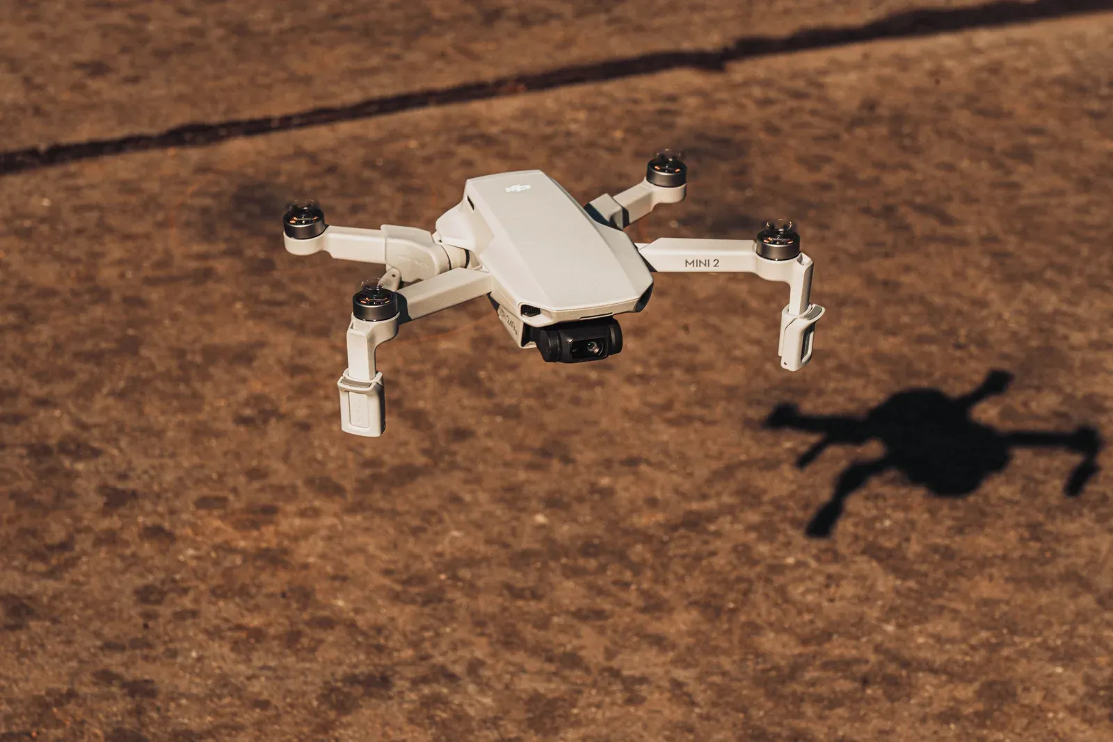 Drone profissional em voo sobre instalação industrial, representando frota corporativa