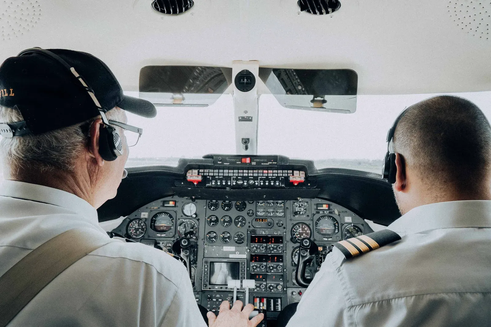Piloto remoto estudando para prova teórica de drones