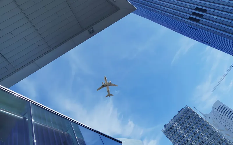 Drone comercial em voo de longo alcance sobre paisagem urbana, ilustrando operações BVLOS