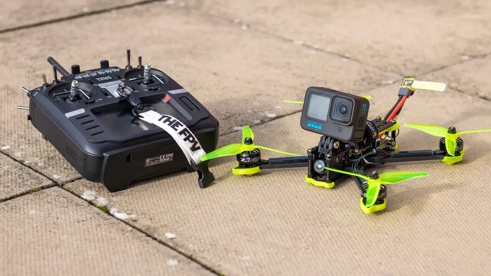 Drone FPV de baixo custo com estrutura exposta e hélices