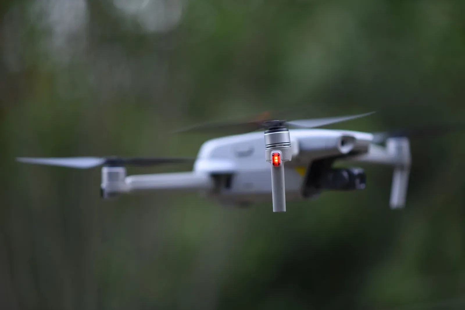 Close-up de sensores de detecção e prevenção em drone profissional