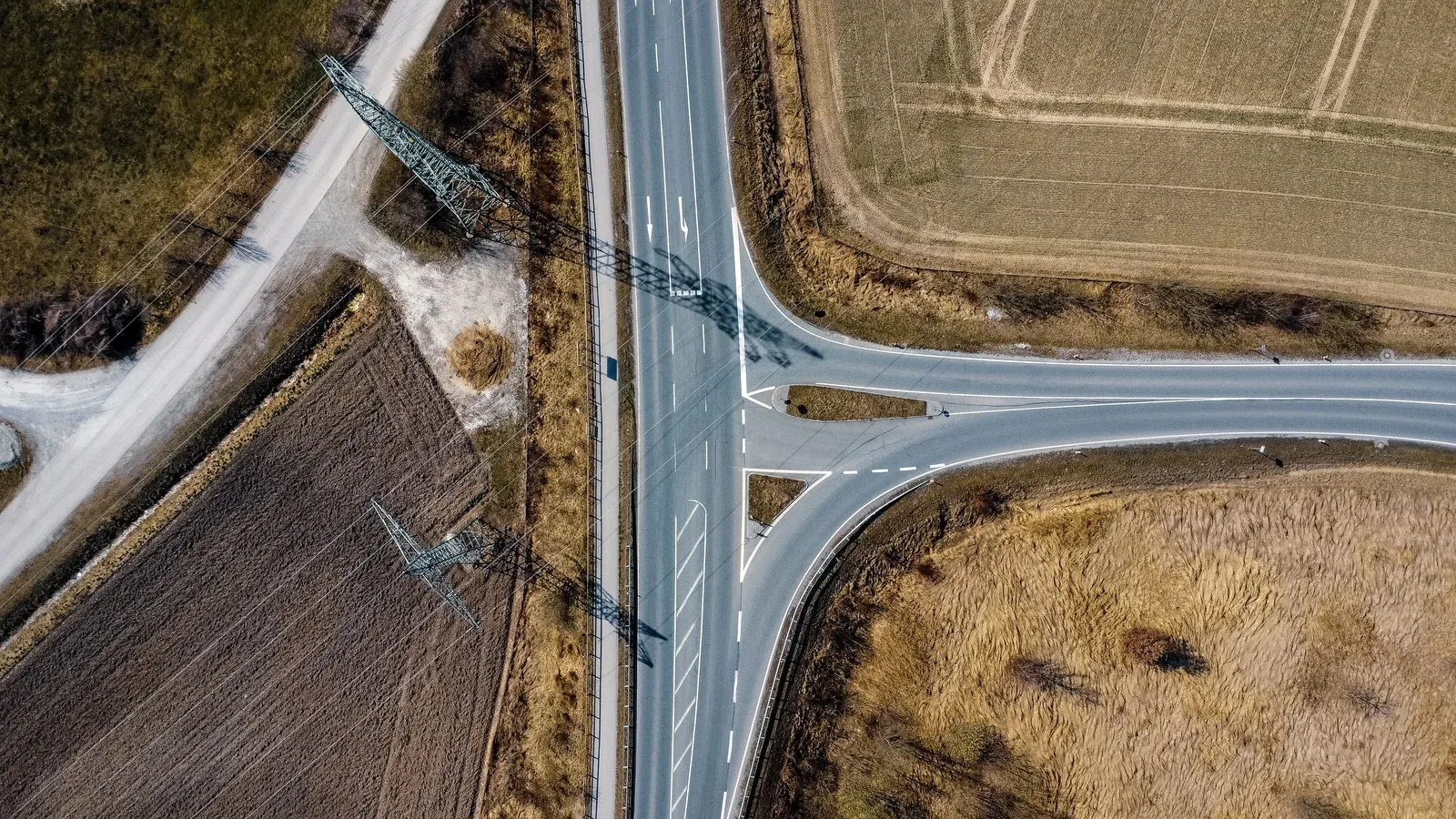 Drone realizando inspeção de linhas de transmissão em corredor linear