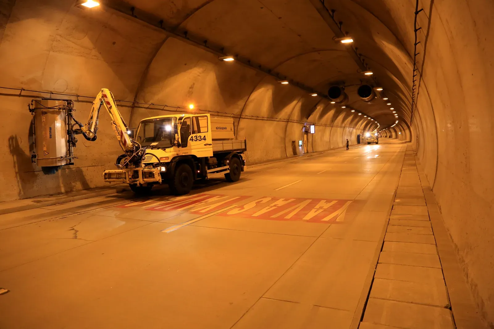 Drone inspecionando o interior de um túnel