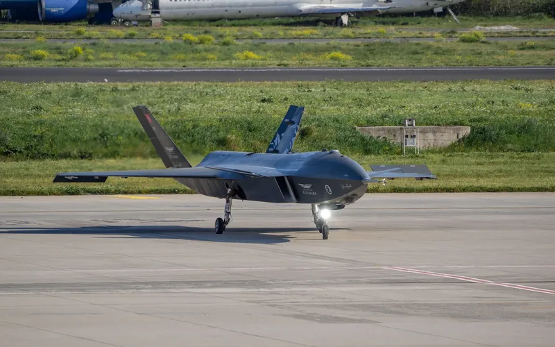 Drone militar de grande porte estacionado em pista, representando a indústria de defesa aérea