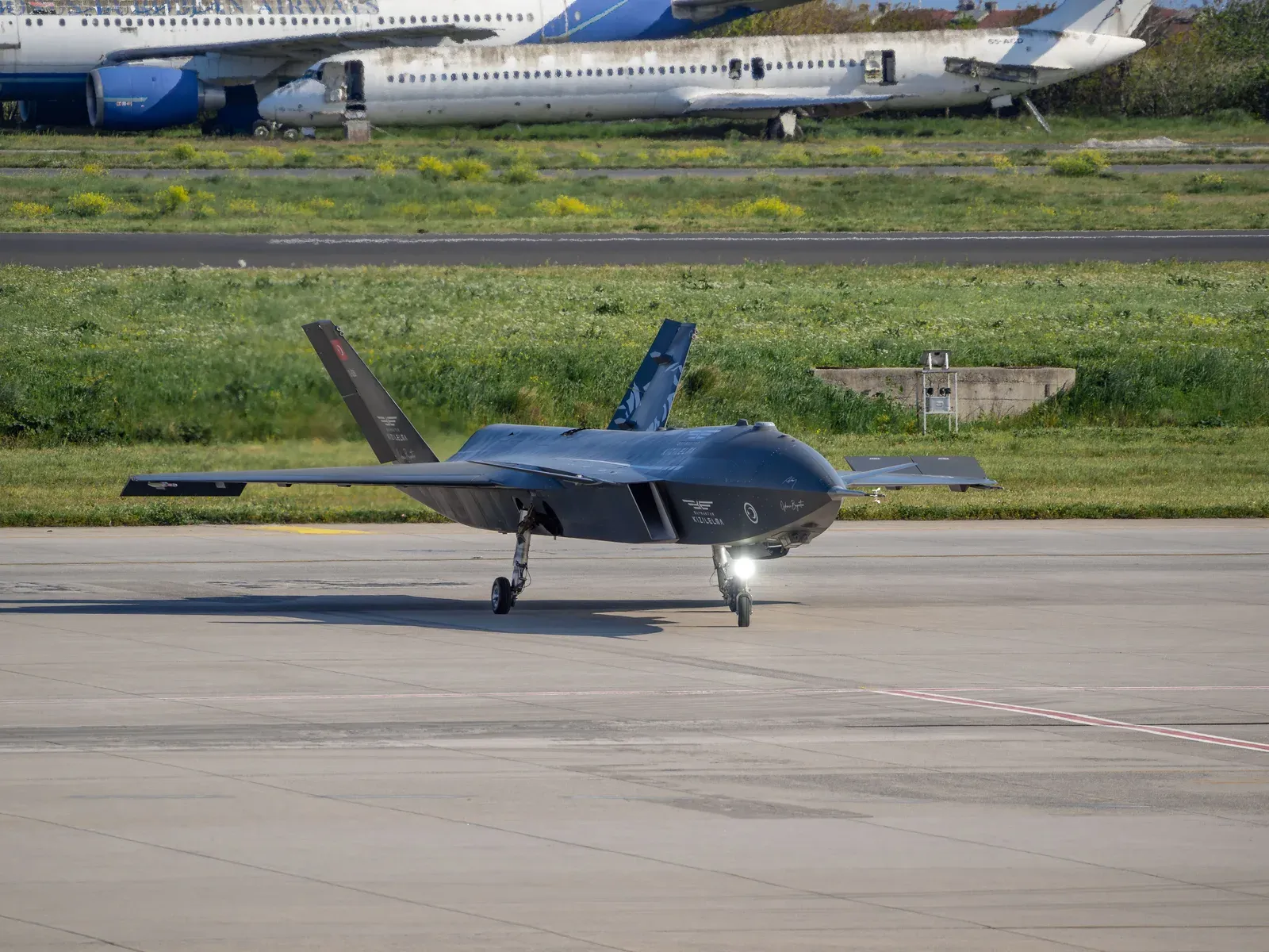 Drone militar de grande porte estacionado em pista, representando a indústria de defesa aérea