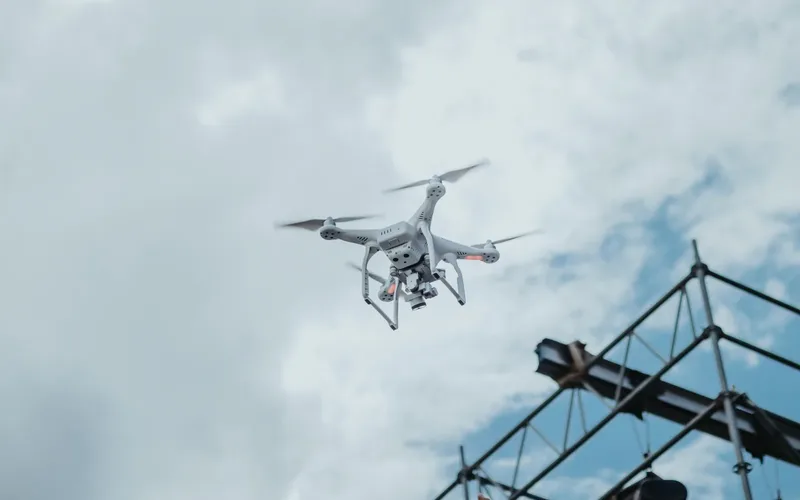 Drone comercial profissional em voo sobre área industrial