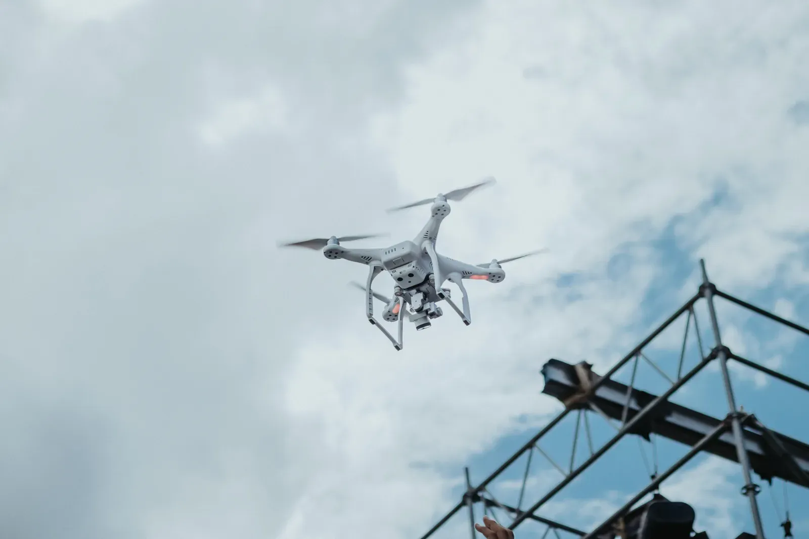 Drone comercial profissional em voo sobre área industrial