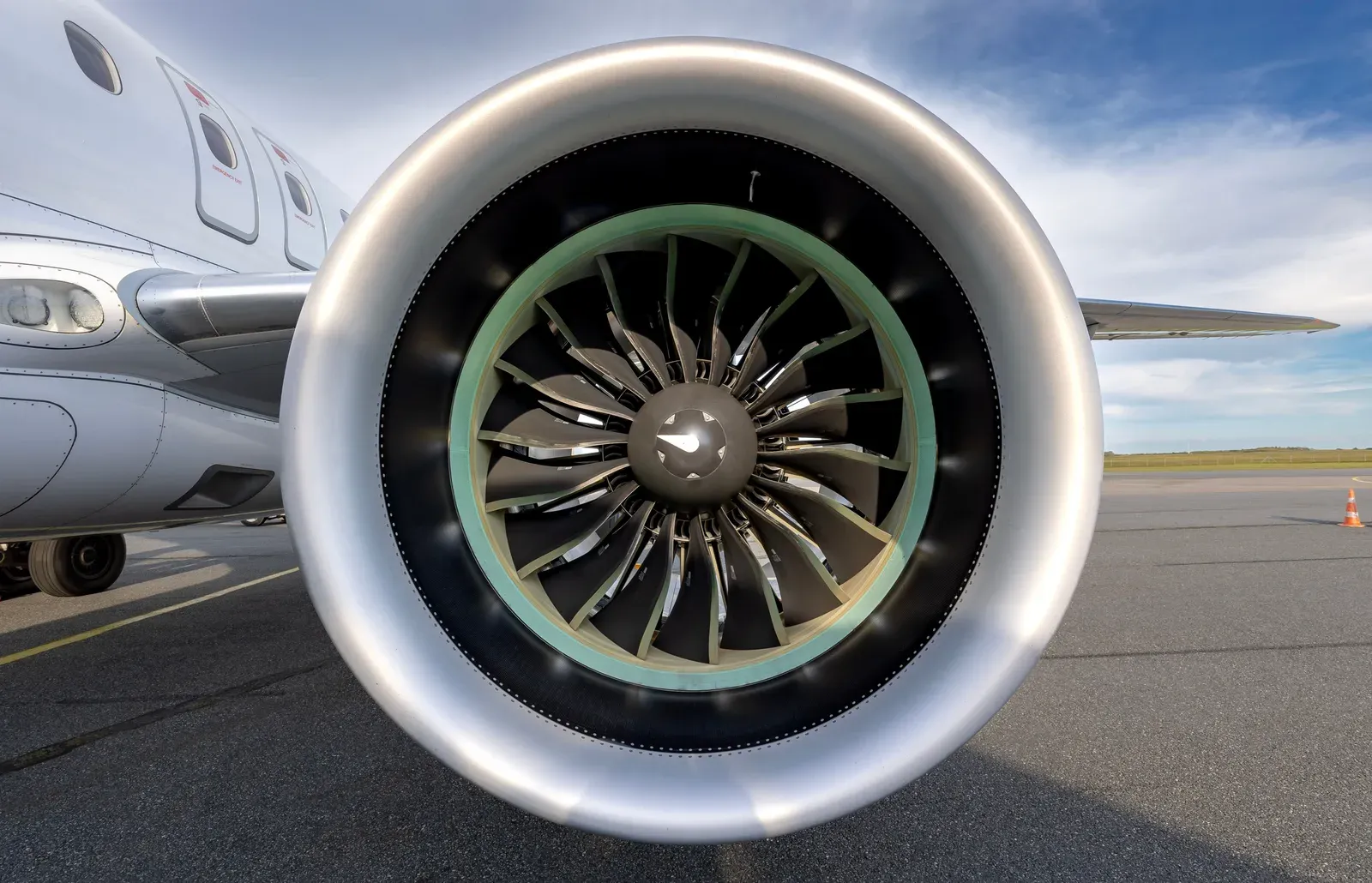 Pequena turbina a jato em bancada de testes aeroespaciais