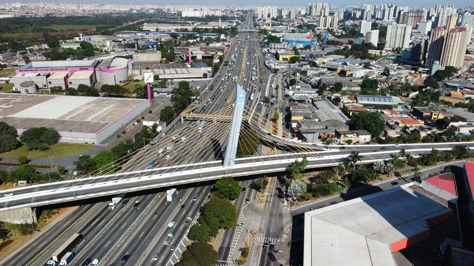 Vista aérea de aeroporto internacional brasileiro com aeronaves no pátio
