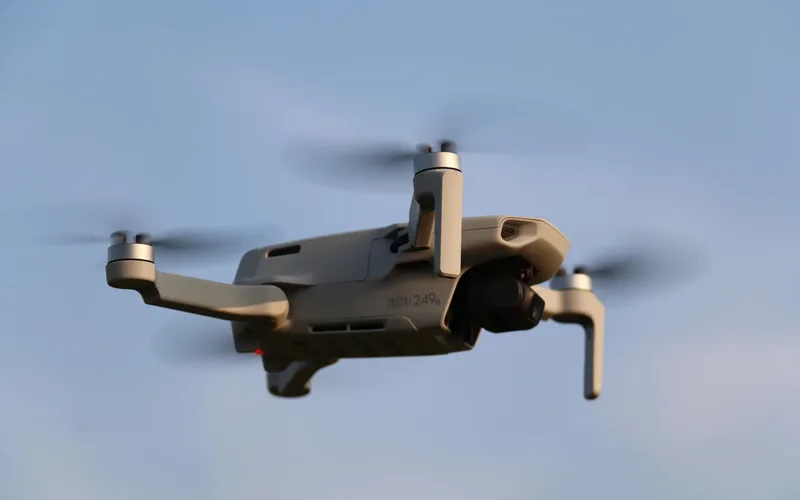Vários drones quadricópteros voando em formação coordenada no céu