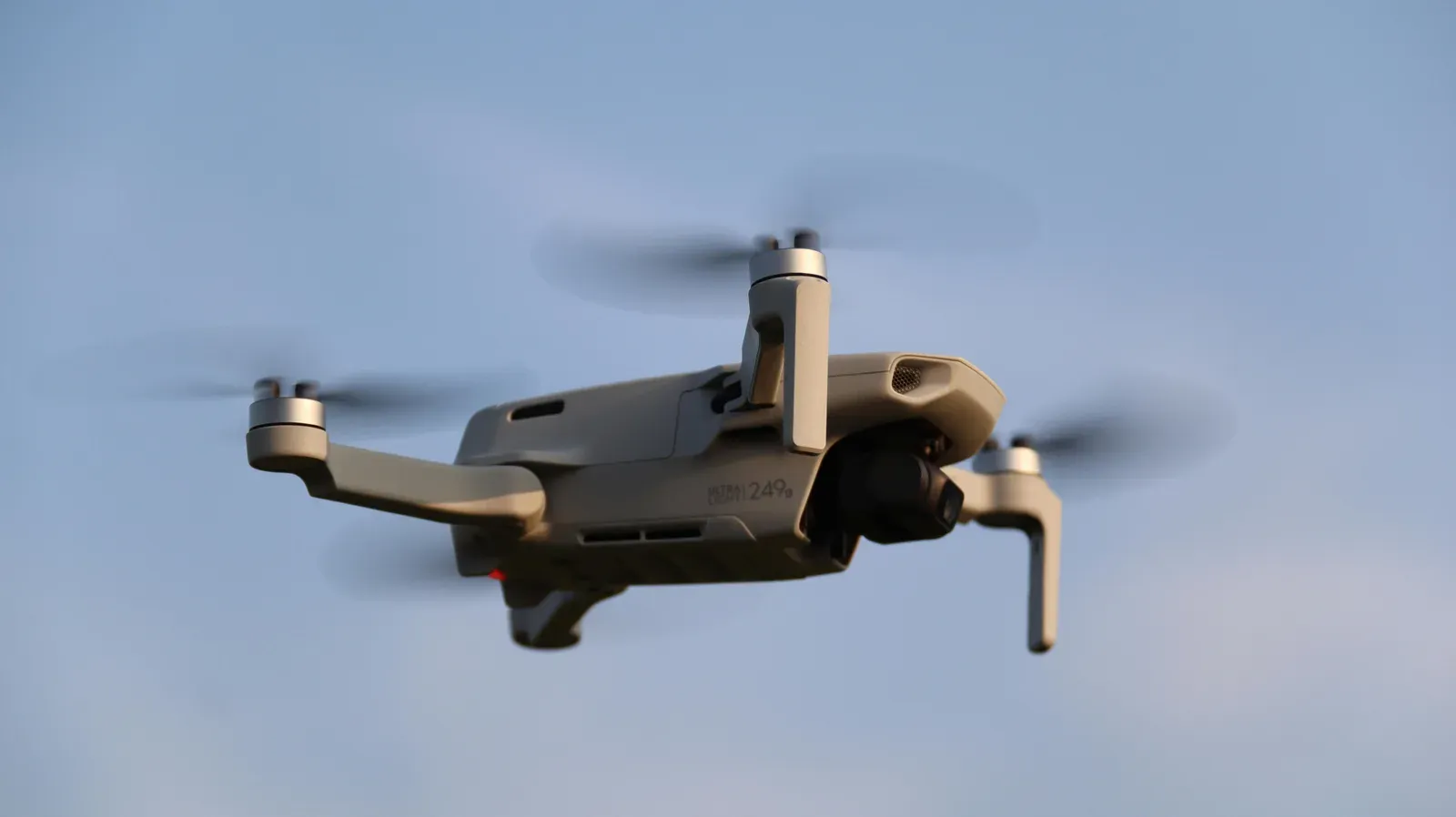 Vários drones quadricópteros voando em formação coordenada no céu