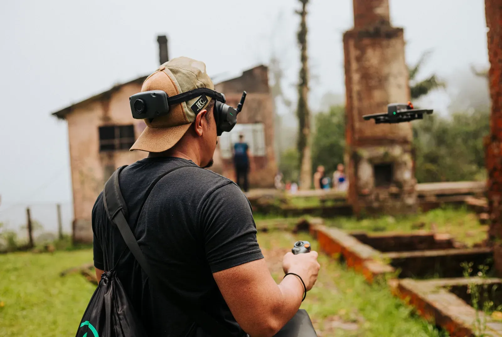 Drone FPV de baixo custo com componentes eletrônicos expostos