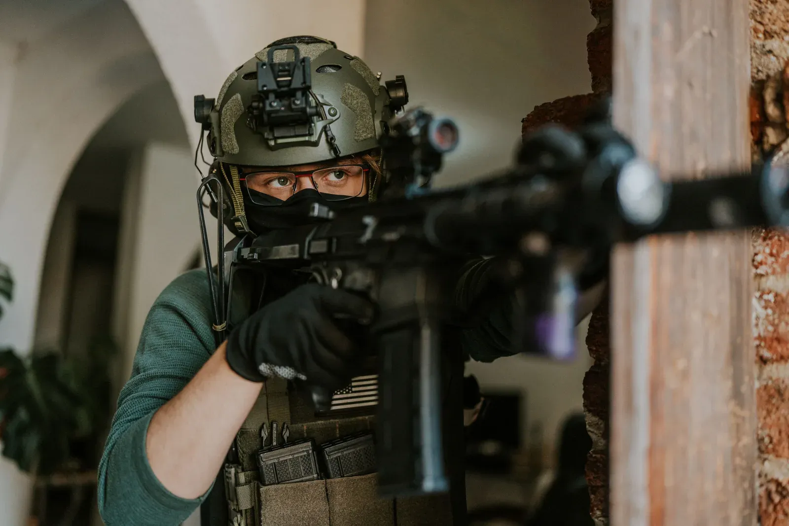 Soldado utilizando fuzil jammer anti-drone