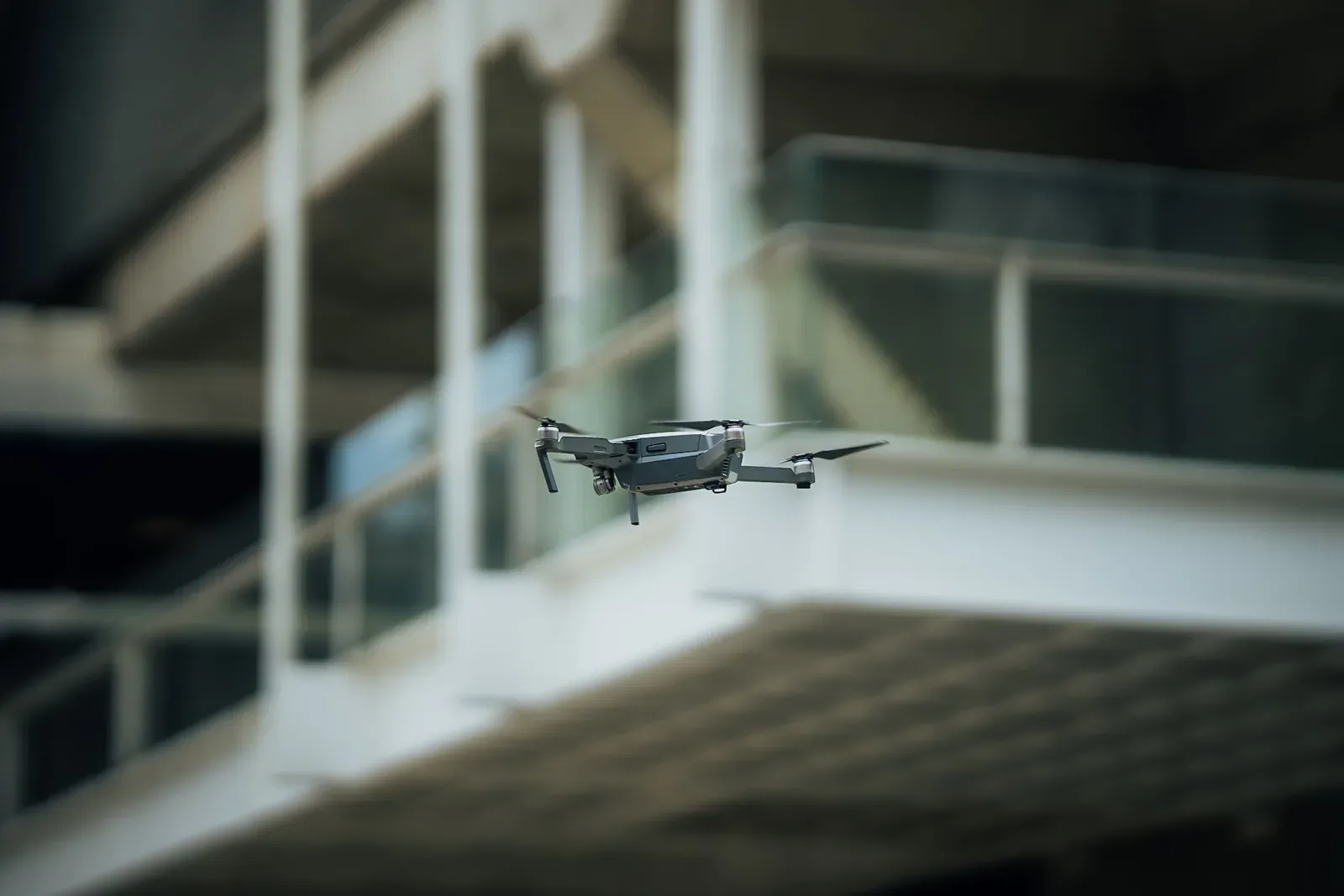 Drone FPV voando em ambiente urbano entre edificações