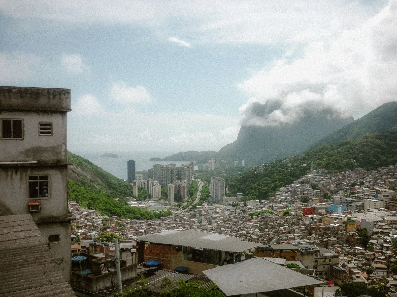 Drone FPV sobrevoando comunidade urbana densa