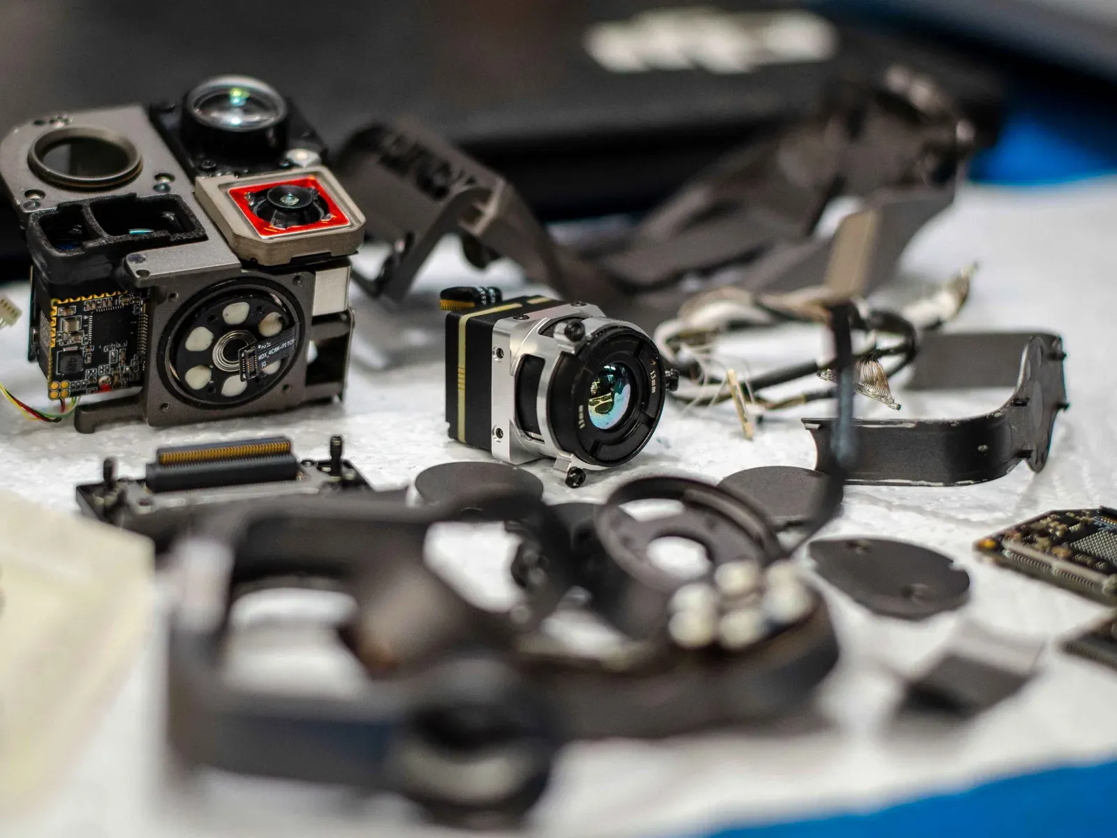 Técnico realizando manutenção em drone agrícola em oficina