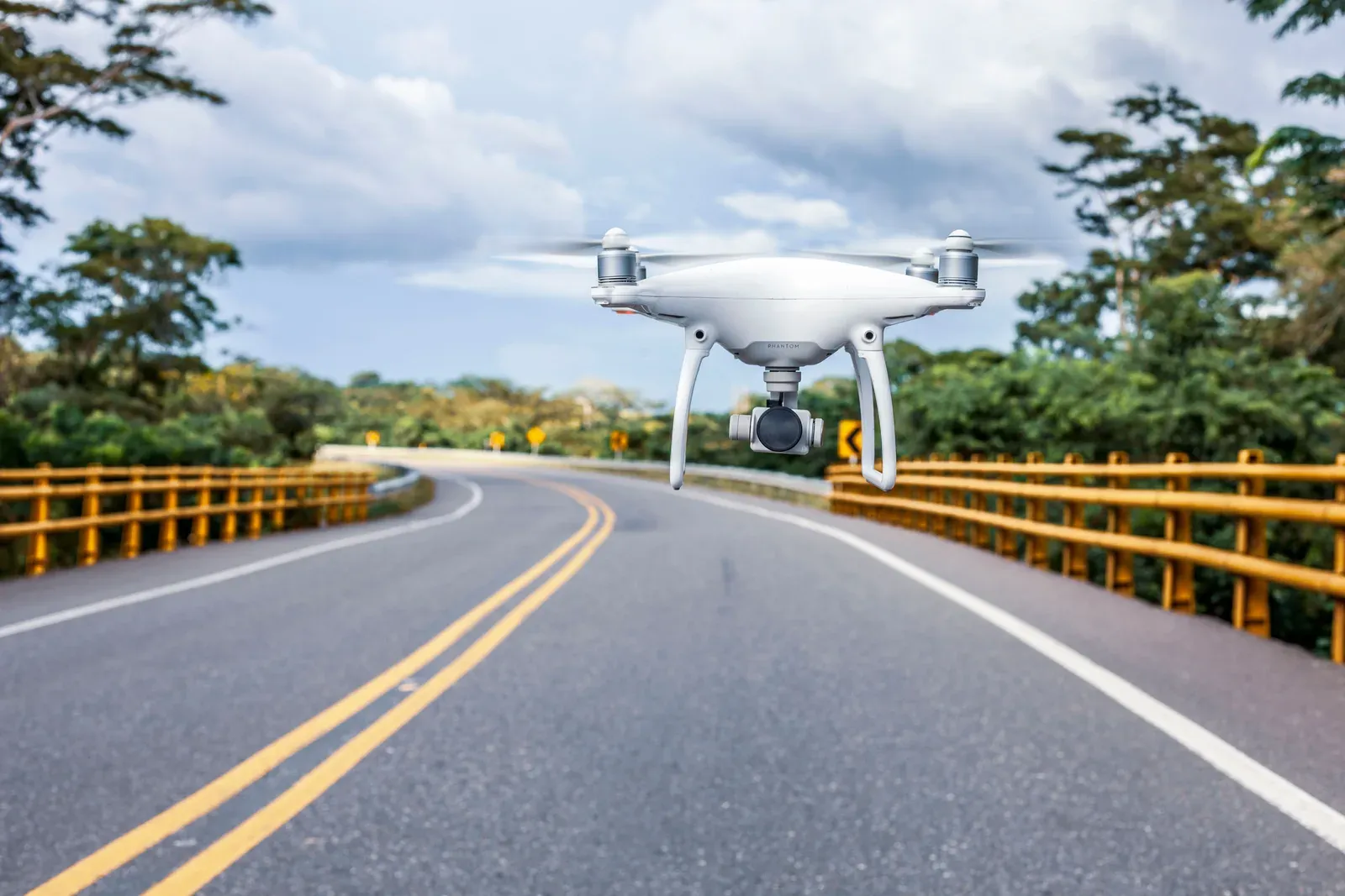 Quadricóptero comercial em voo além do alcance visual sobre telhados urbanos