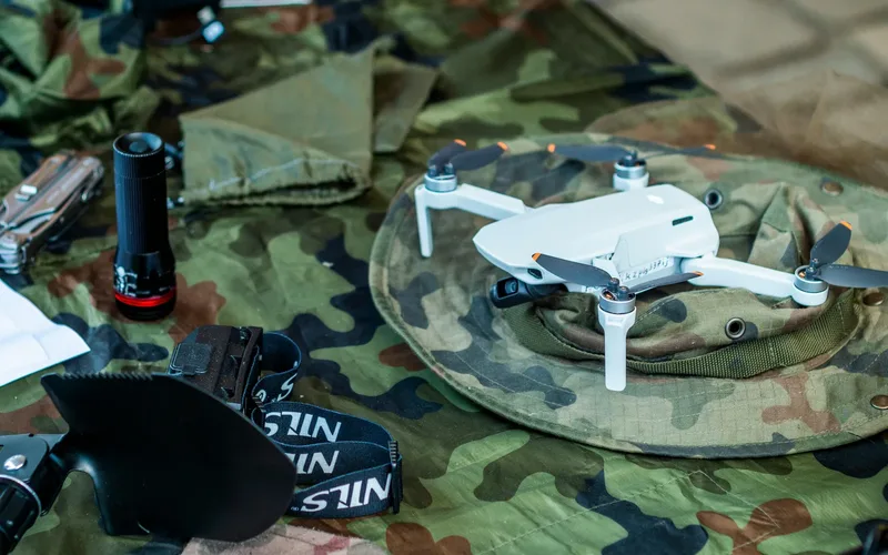 Militar operando drone quadricóptero tático em operação de campo
