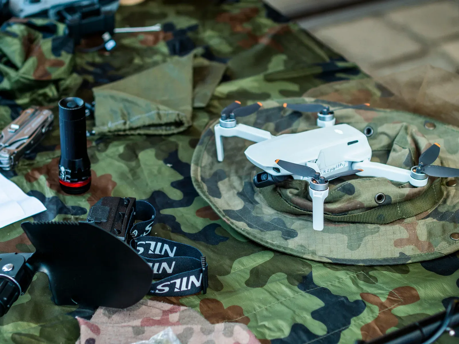 Militar operando drone quadricóptero tático em operação de campo