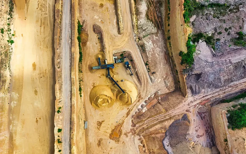 Drone de levantamento sobrevoando uma mina a céu aberto
