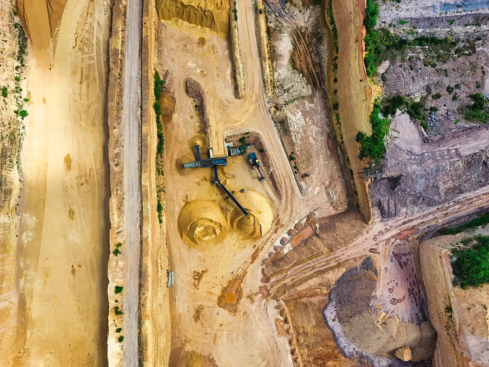 Drone de levantamento sobrevoando uma mina a céu aberto