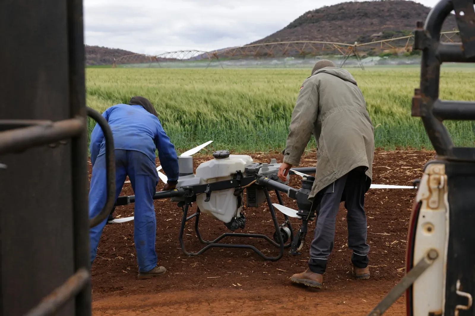 Operador agrícola controlando drone de pulverização em janela de aplicação