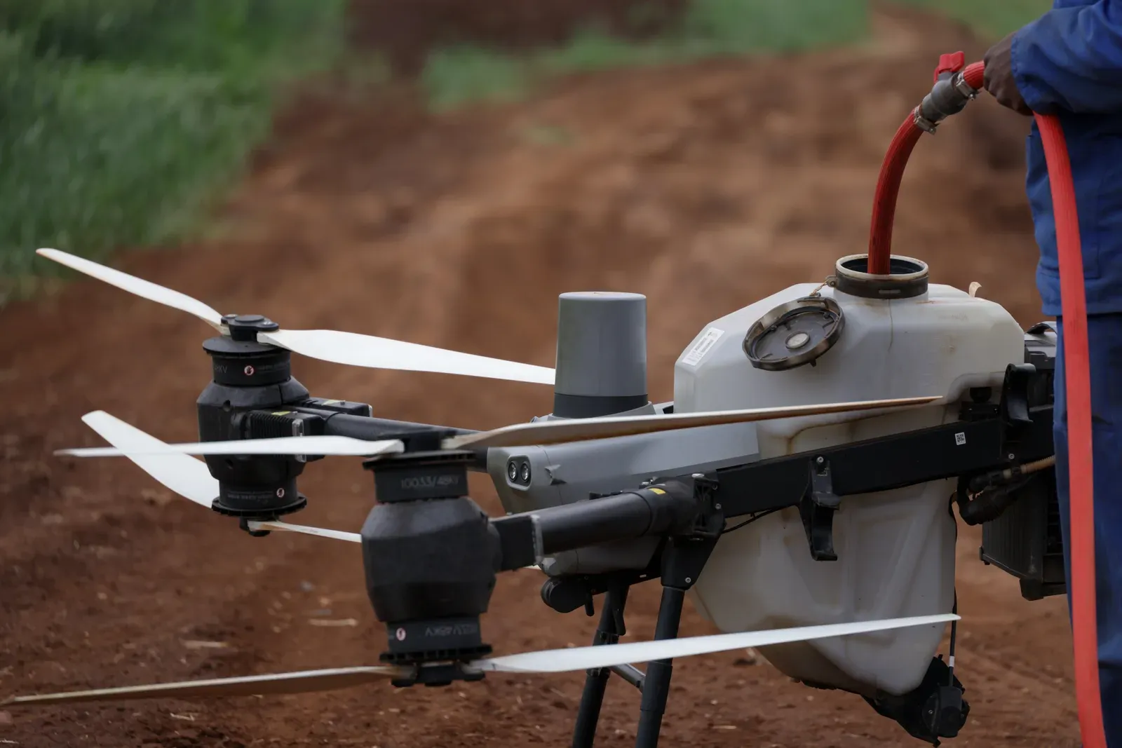 Drone pulverizador classe 70L em operação sobre lavoura