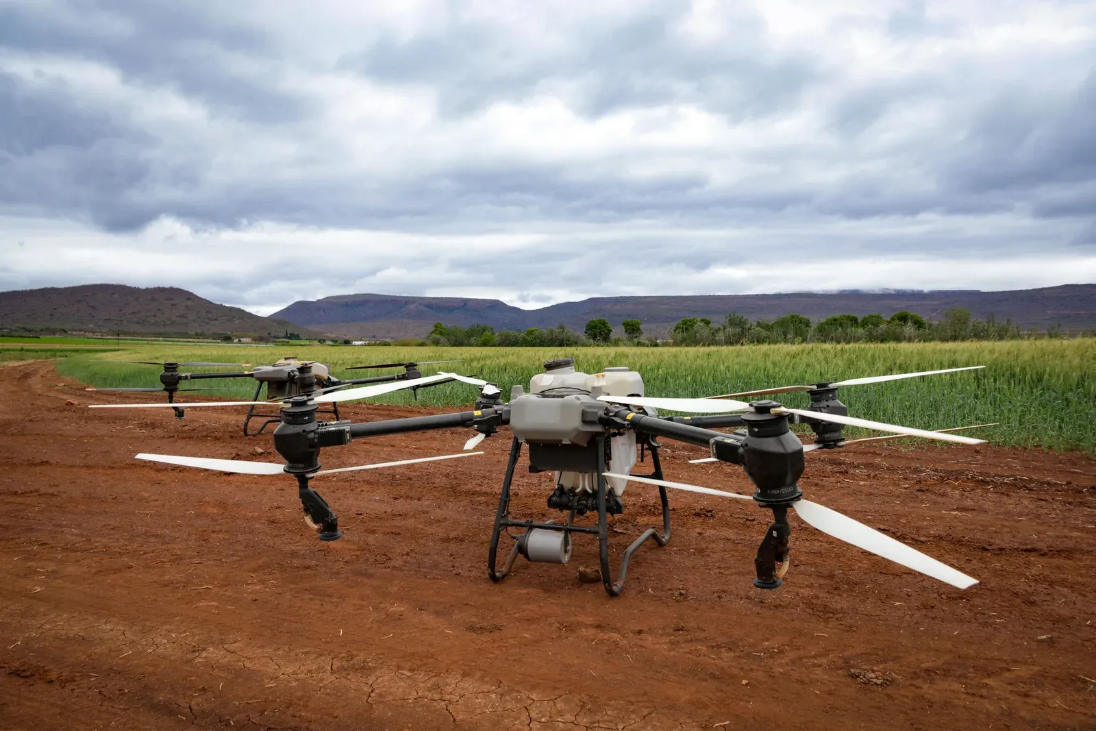 Aeronave elétrica autônoma sobrevoando campo agrícola americano