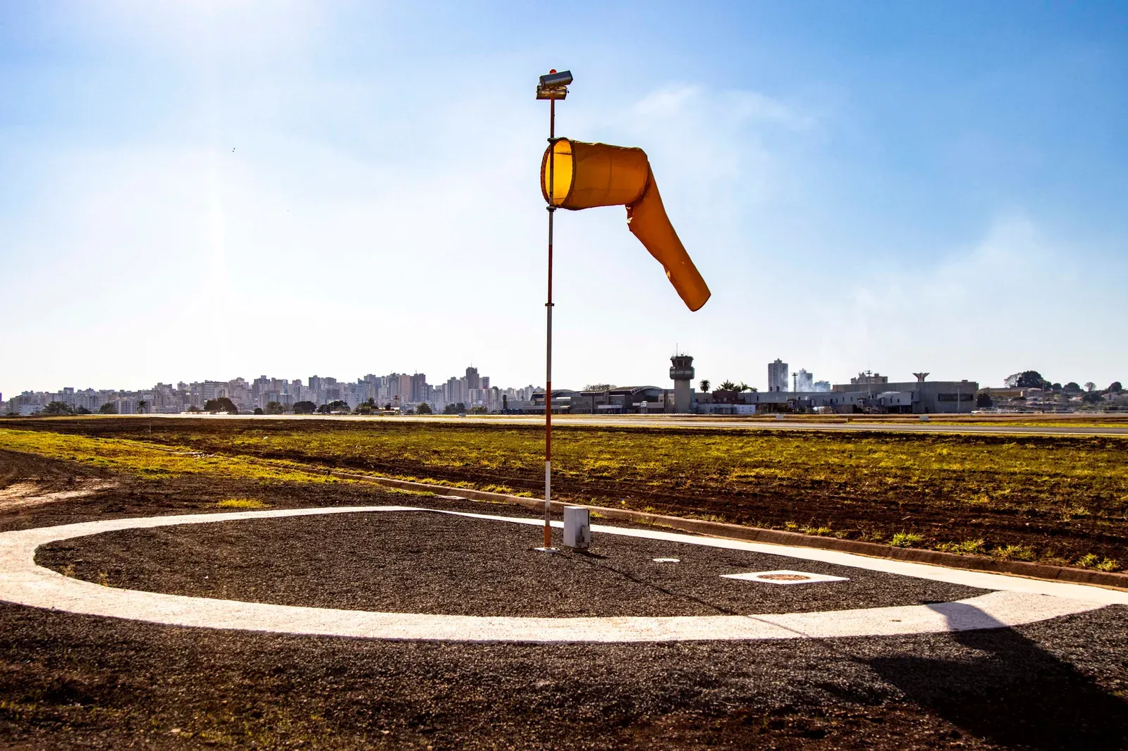 Torre de controle de tráfego aéreo em aeroporto regional