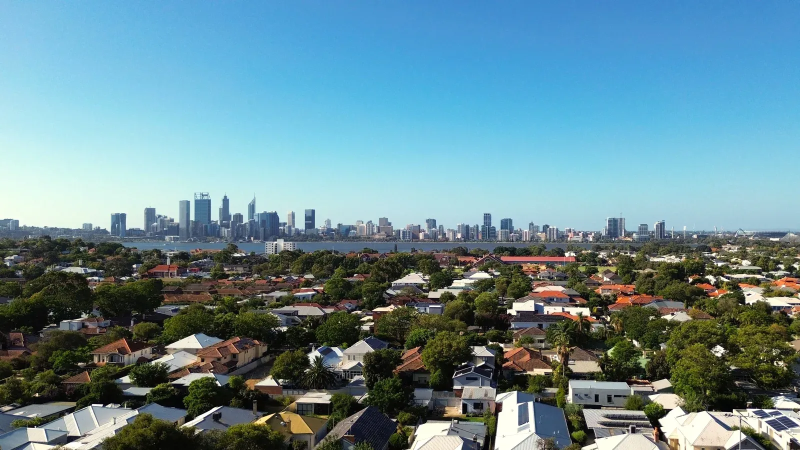 Drone de entrega comercial sobrevoando área urbana ao entardecer