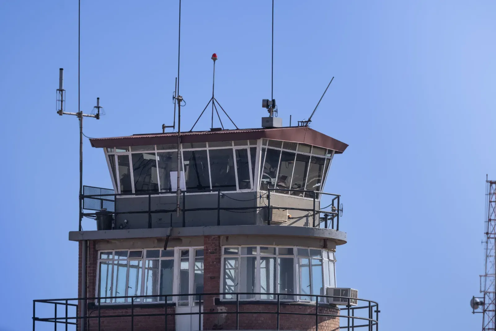 Antena de radar apontada para o céu próximo a infraestrutura crítica