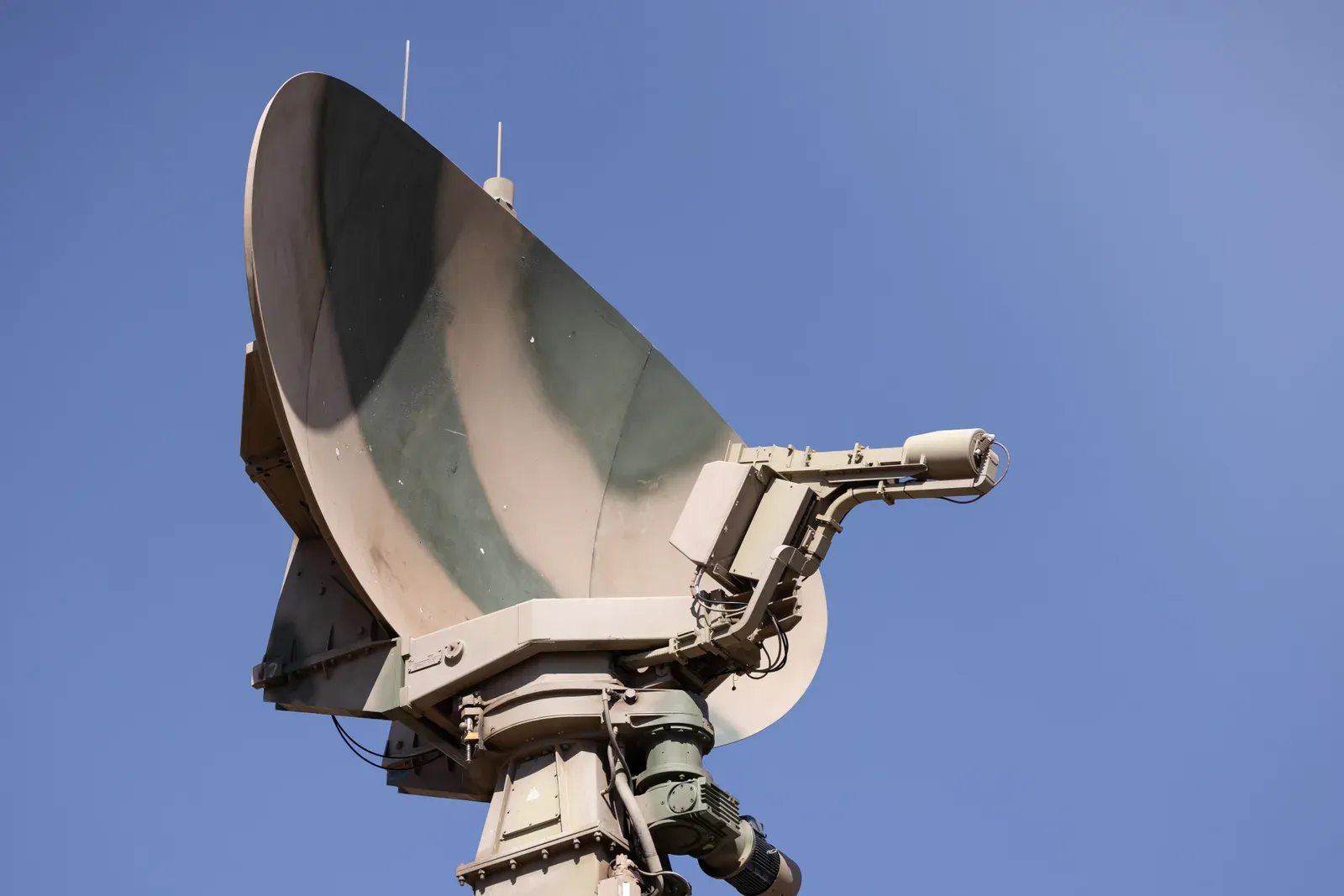 Antena de radar militar usada para detecção e rastreamento de aeronaves