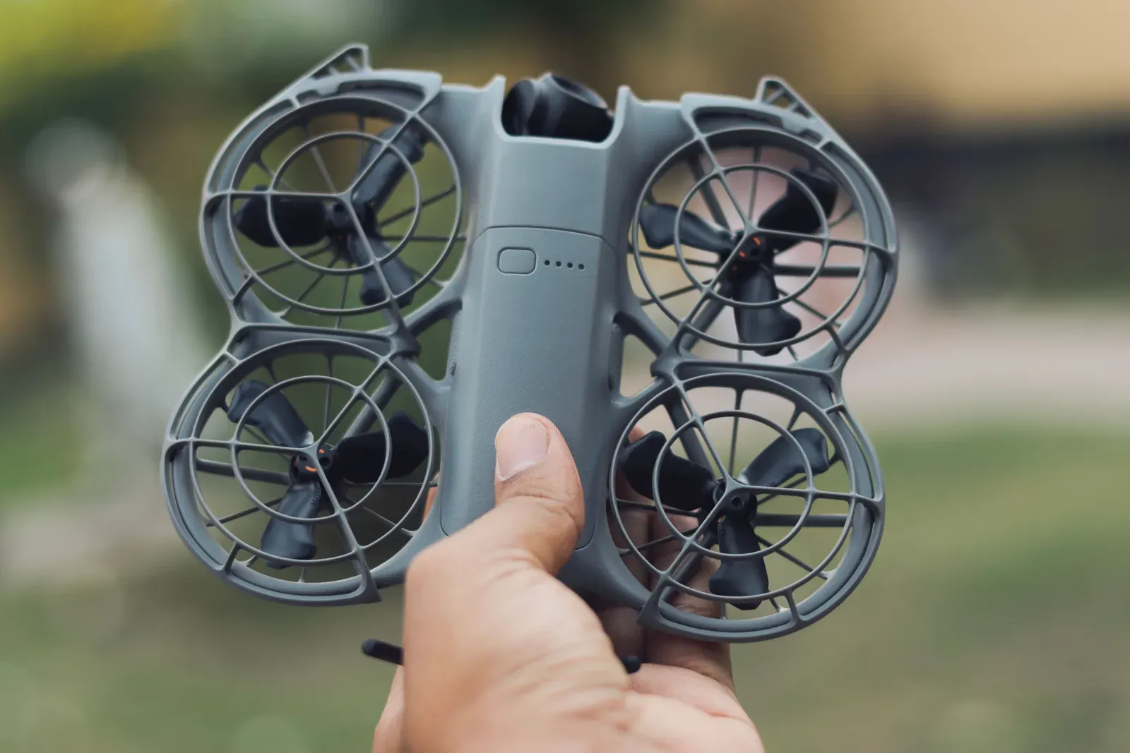 Mini drone de pequeno porte segurado por uma mão