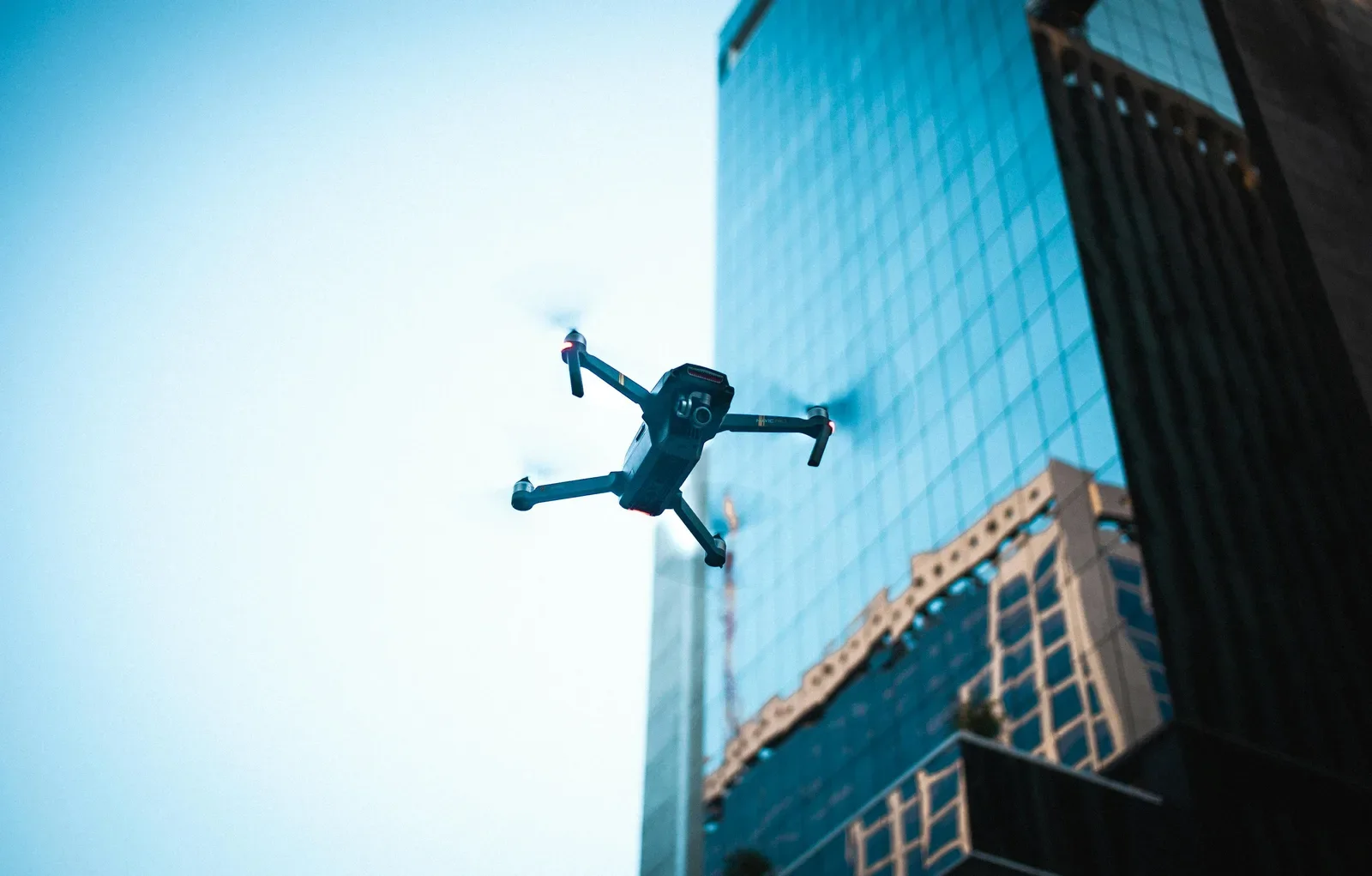 Drone comercial em voo sob céu aberto, simbolizando a nova regulação brasileira