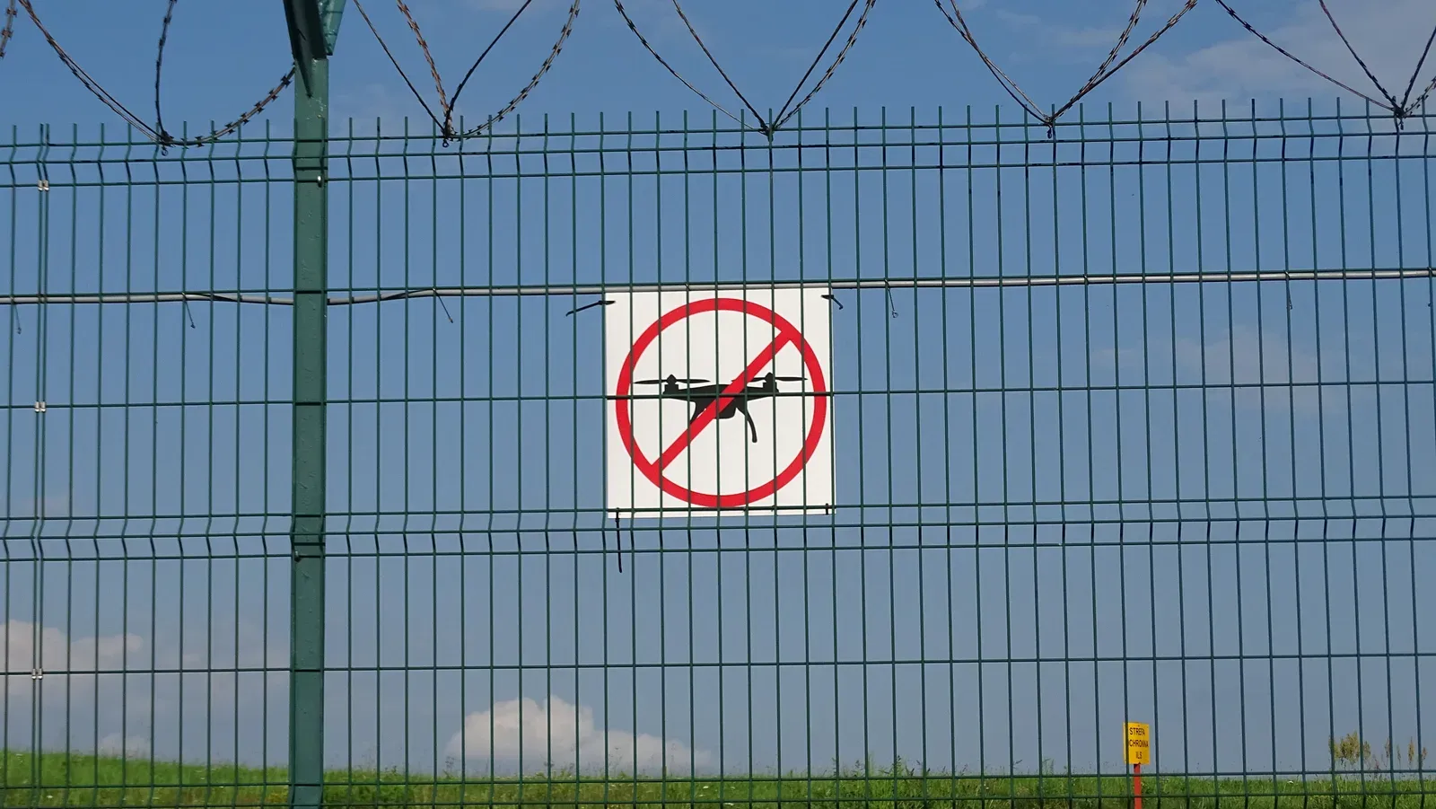 Drone sobrevoando área urbana simbolizando regulação aeronáutica