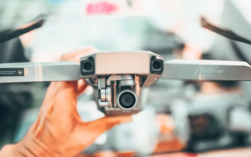 Piloto profissional operando drone quadricóptero em ambiente externo