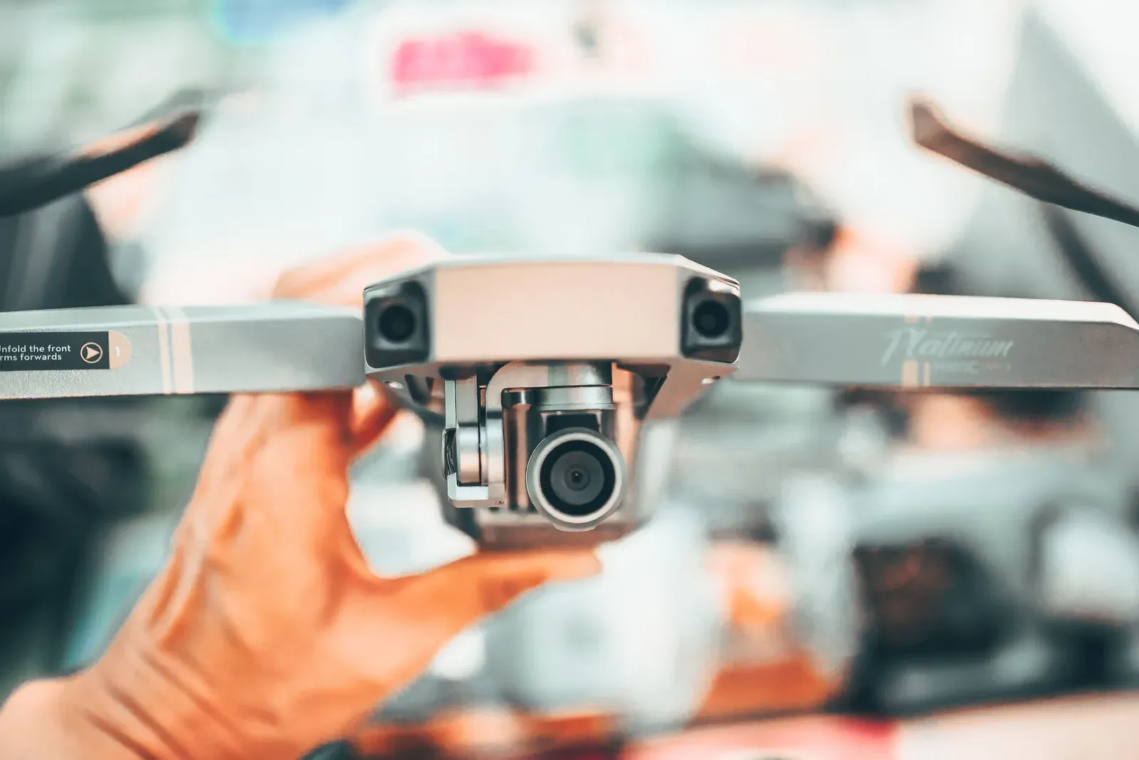 Piloto profissional operando drone quadricóptero em ambiente externo