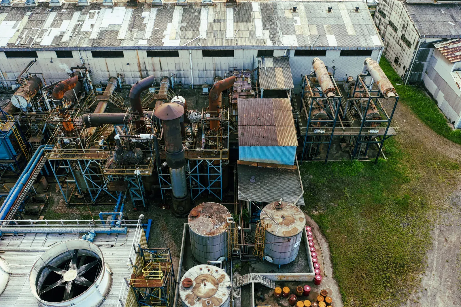 Vista aérea de uma refinaria de petróleo com tanques e tubulações