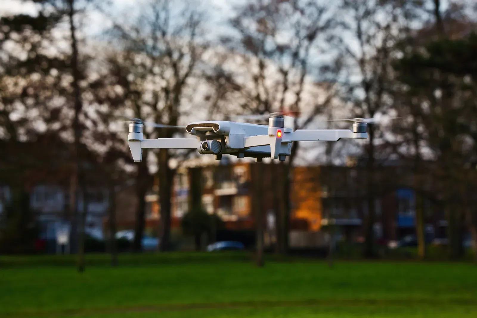 Pequeno drone elétrico entregando pacote em quintal residencial suburbano