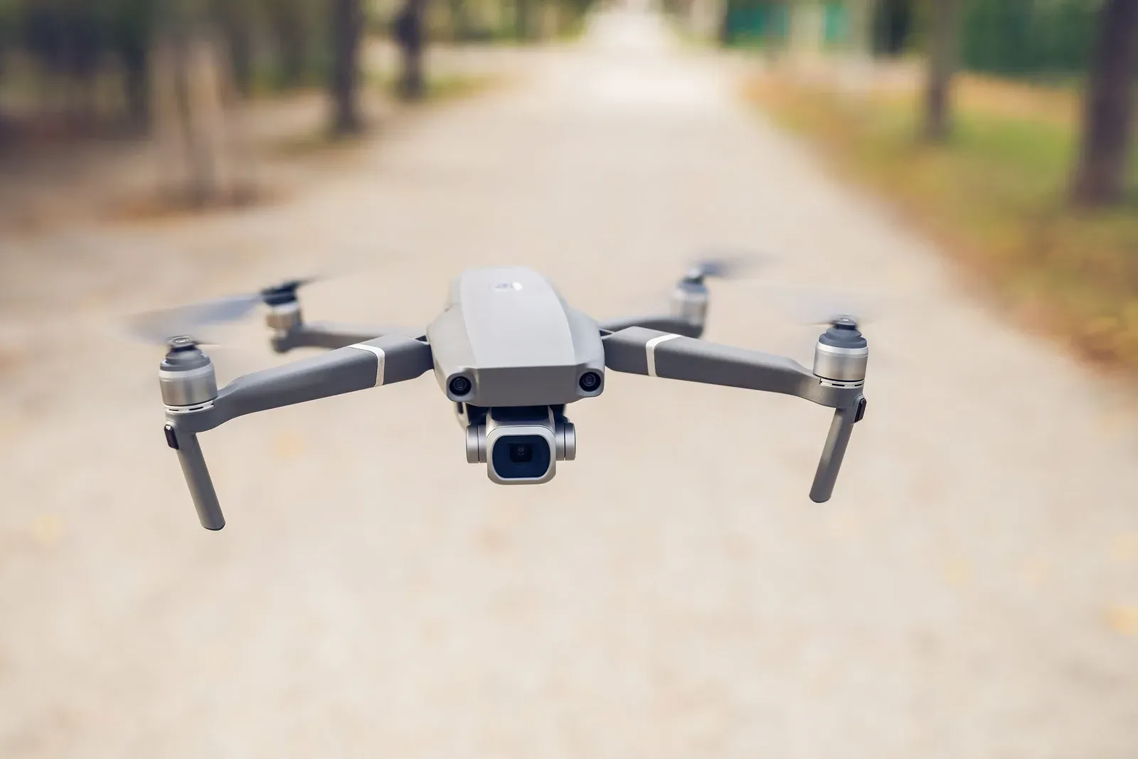 Pequeno drone híbrido de entrega pairando sobre quintal suburbano