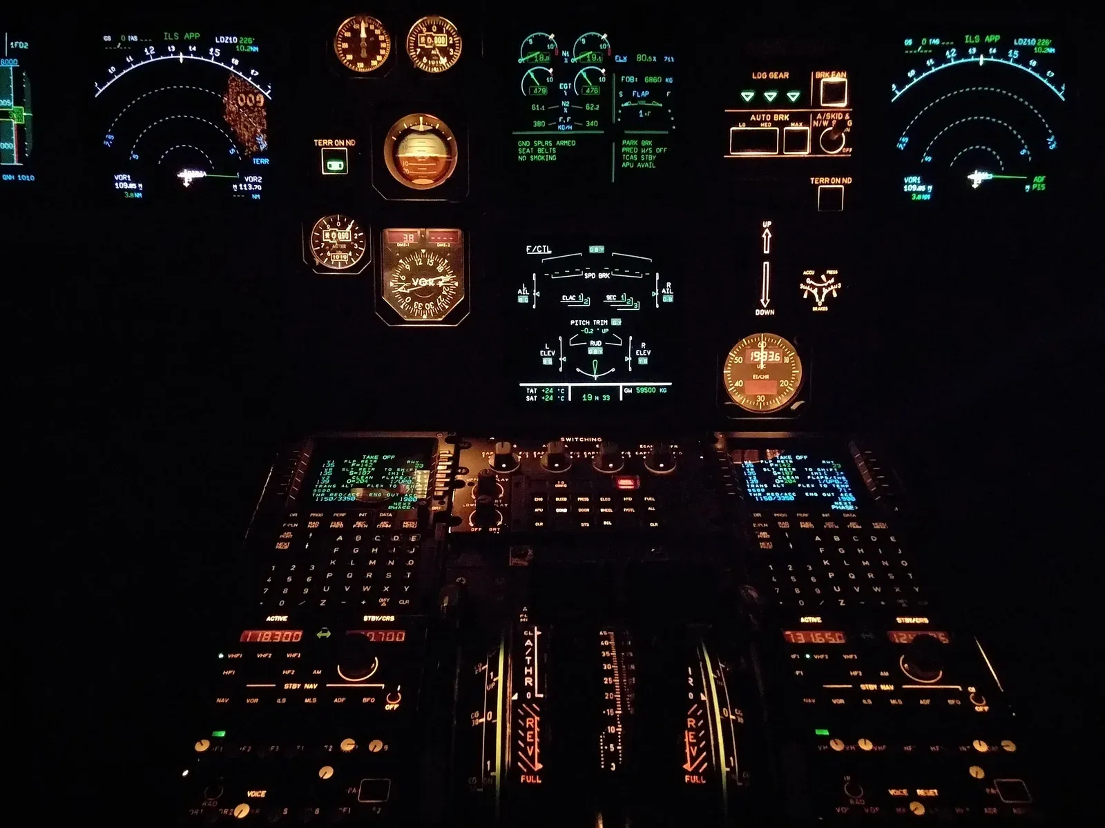 Tela de controle de tráfego aéreo representando gestão do espaço aéreo