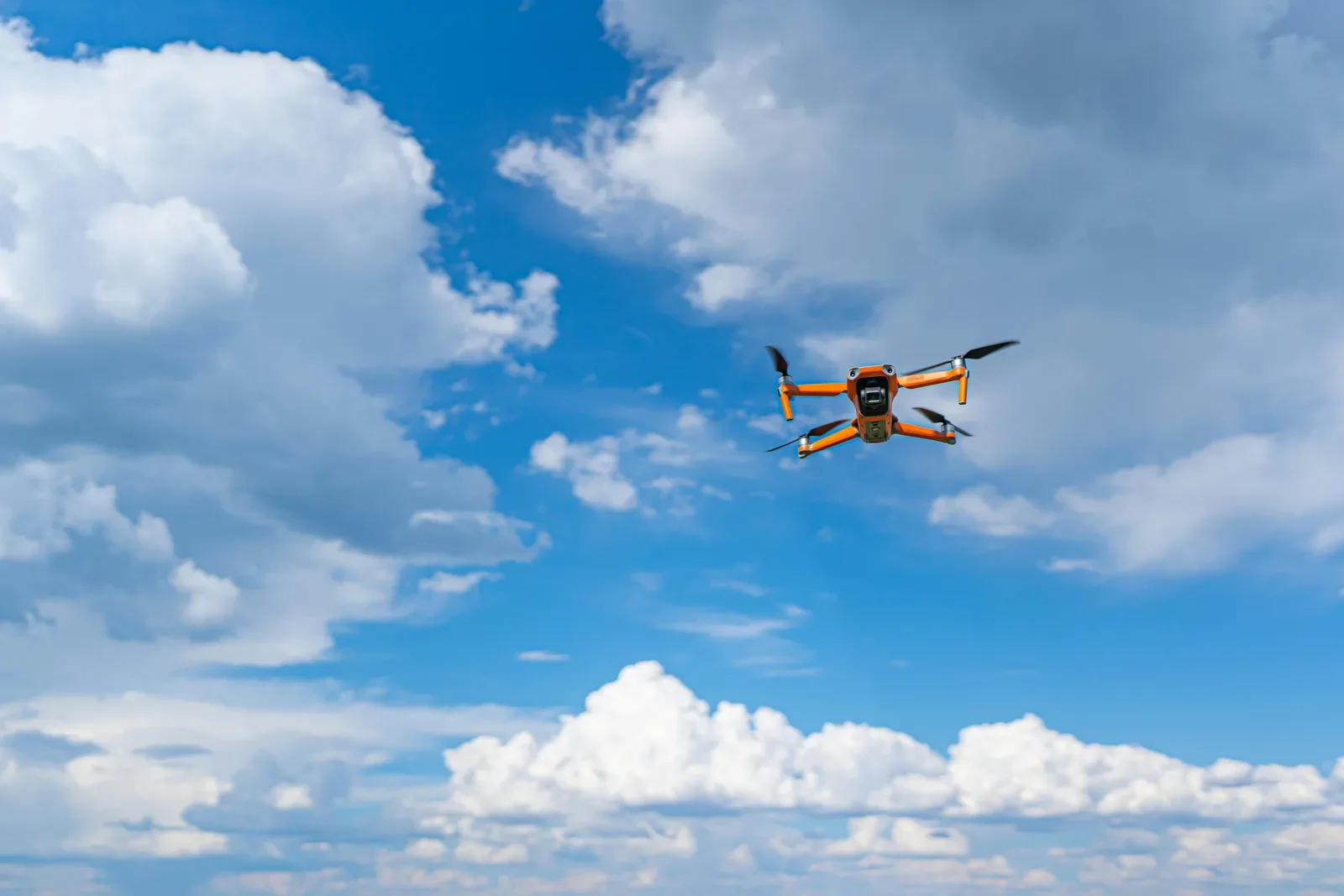 Pequeno drone voando em linha de visada visual em área aberta