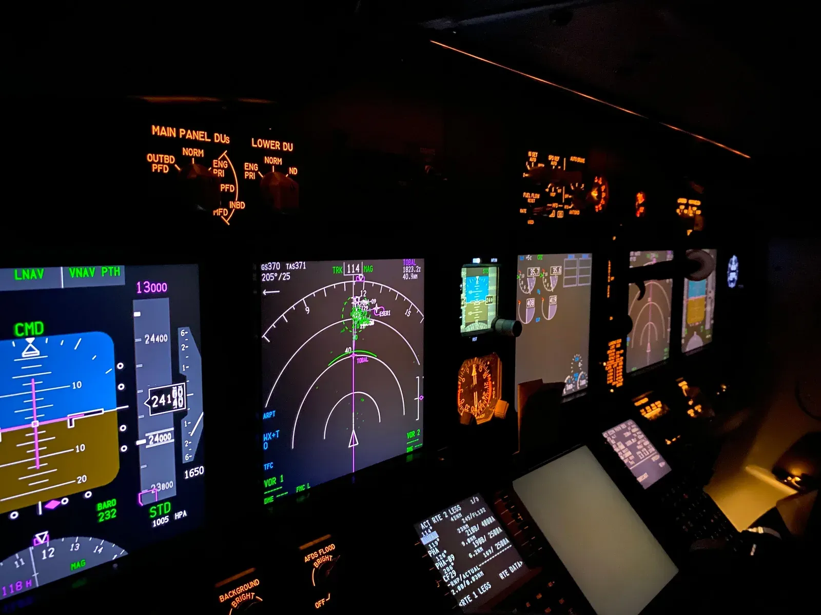 Tela de controle de tráfego aéreo com múltiplas aeronaves identificadas